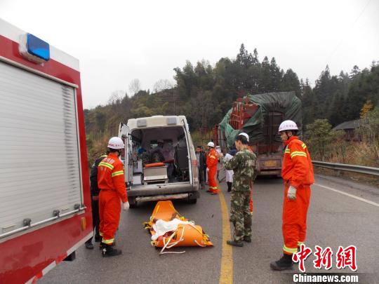 廣西兩貨車(chē)相撞致面包車(chē)“躺槍”2死3傷