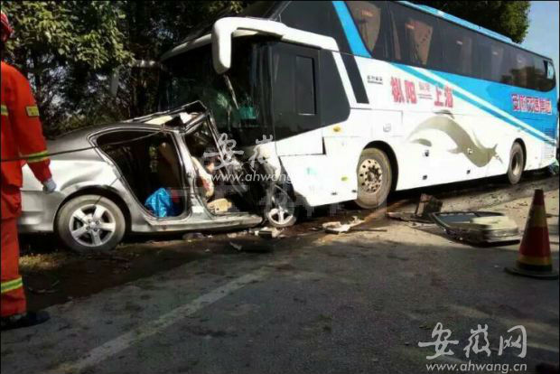 安徽接親轎車(chē)撞大客車(chē) 致7人死亡