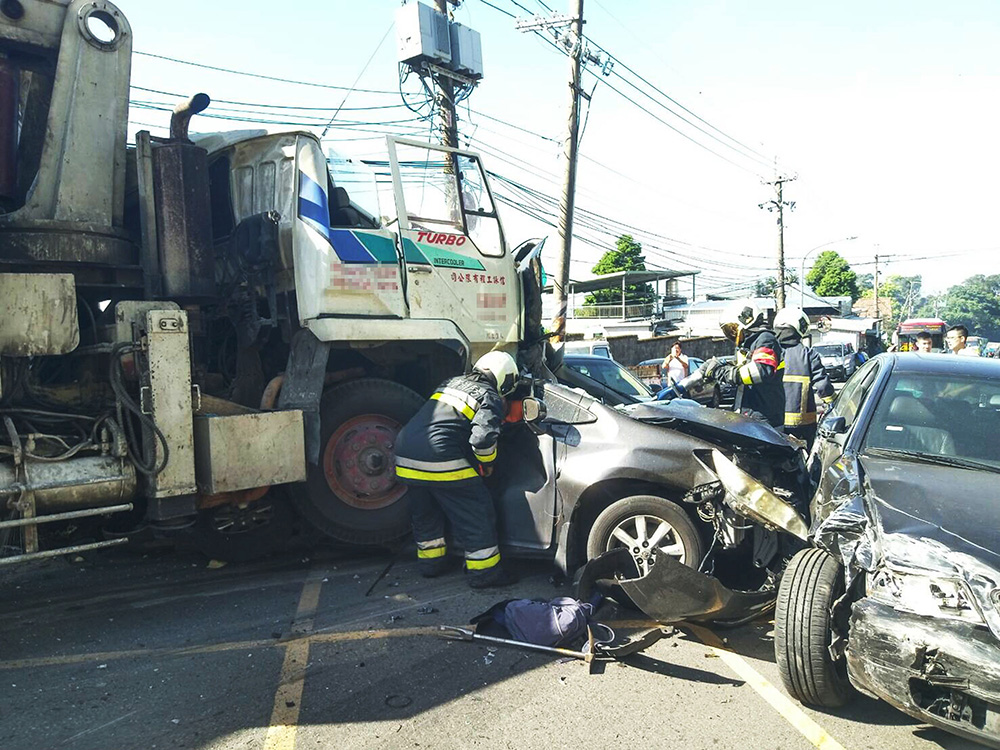 臺北一攪拌車(chē)疑因剎車(chē)失靈連撞20多車(chē) 致4死9傷