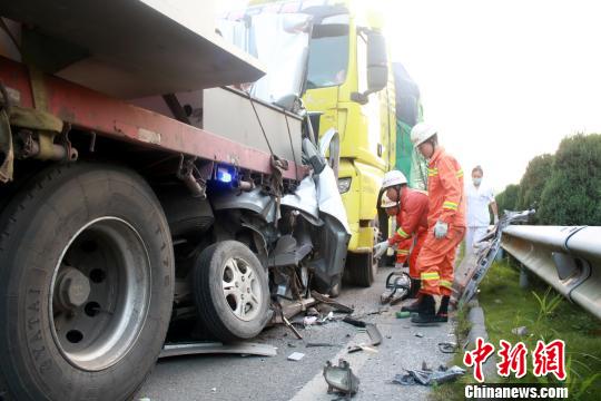 三車(chē)在高速路上連環(huán)追尾面包車(chē)被擠扁致2死1傷