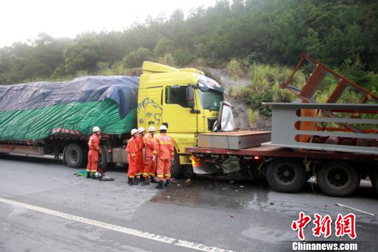 圖為事故救援現場(chǎng)?！《即豪?攝