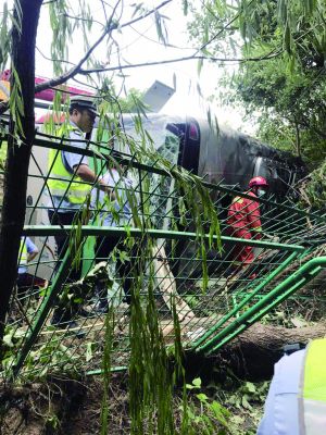 鹽靖高速一大客車與小轎車相撞后側(cè)翻致1死9傷